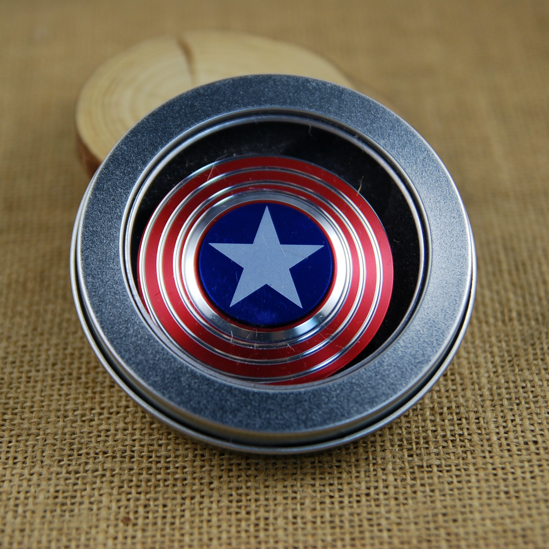 The new captain America&#039;s fingertip gyro metal decompressor refers to a spiral of cool creative toy gyro wholesale.