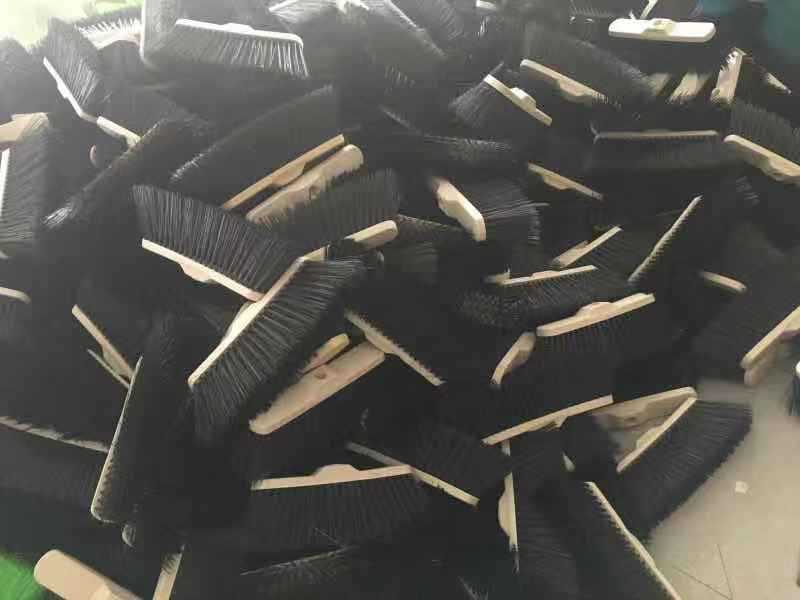 Yiwu Factory Africa Hot Sale Large Size Broom Head Plastic Coffee Color High Stretch Yarn Broom Head with Wooden Pole 9006