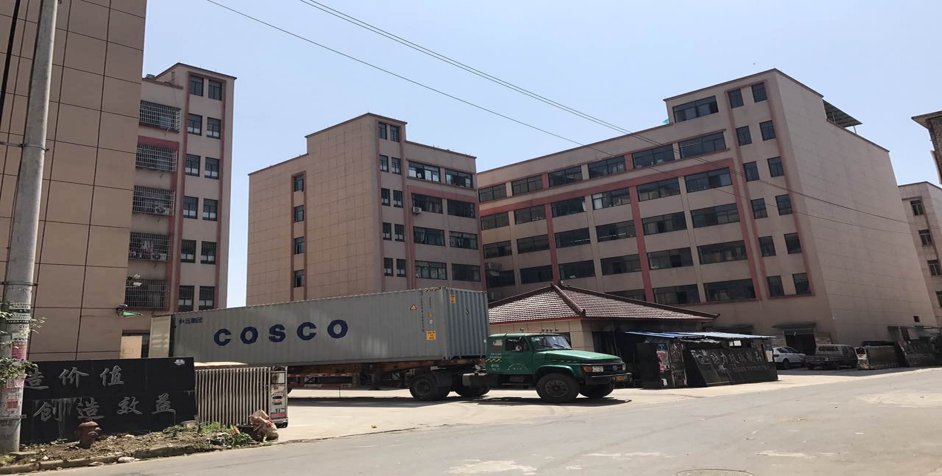 Yiwu Factory Africa Hot Sale Large Size Broom Head Plastic Coffee Color High Stretch Yarn Broom Head with Wooden Pole 9006