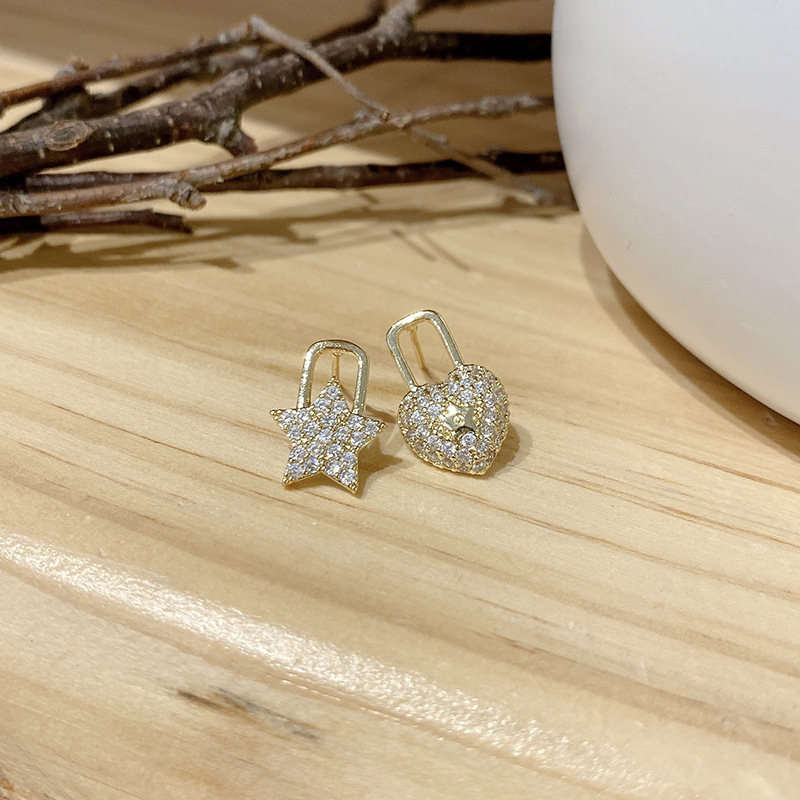 Japanese and Korean Style Creative and Slightly Luxury Asymmetric Earrings Female Five-Pointed Star Lock Head Zircon Earrings Versatile High Sense Ear Rings