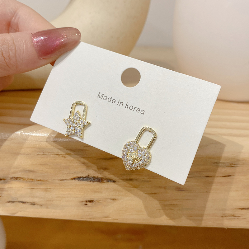 Japanese and Korean Style Creative and Slightly Luxury Asymmetric Earrings Female Five-Pointed Star Lock Head Zircon Earrings Versatile High Sense Ear Rings