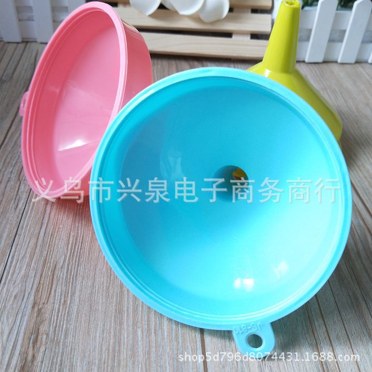 Color Thickened Funnel Oil Leakage Kitchen Supplies Hourglass Yuan 2 Yuan Wholesale Supply