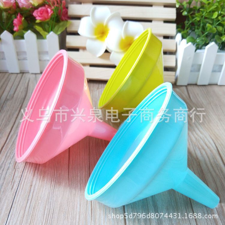 Color Thickened Funnel Oil Leakage Kitchen Supplies Hourglass Yuan 2 Yuan Wholesale Supply