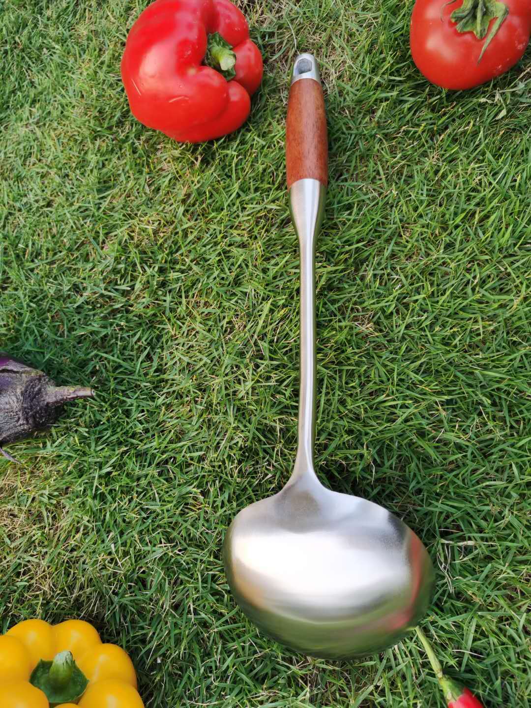 Stainless Steel Redwood Long Handle Non-Slip and Hot Kitchen Utensils Hanging Hot Pot Soup Ladle