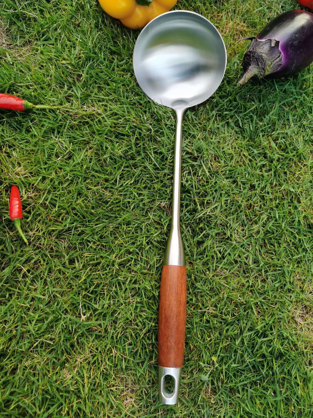 Stainless Steel Redwood Long Handle Non-Slip and Hot Kitchen Utensils Hanging Hot Pot Soup Ladle