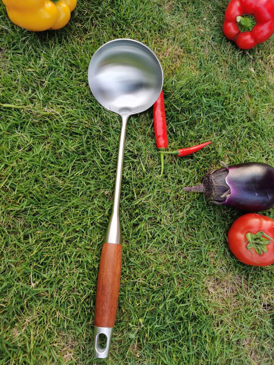 Stainless Steel Redwood Long Handle Non-Slip and Hot Kitchen Utensils Hanging Hot Pot Soup Ladle