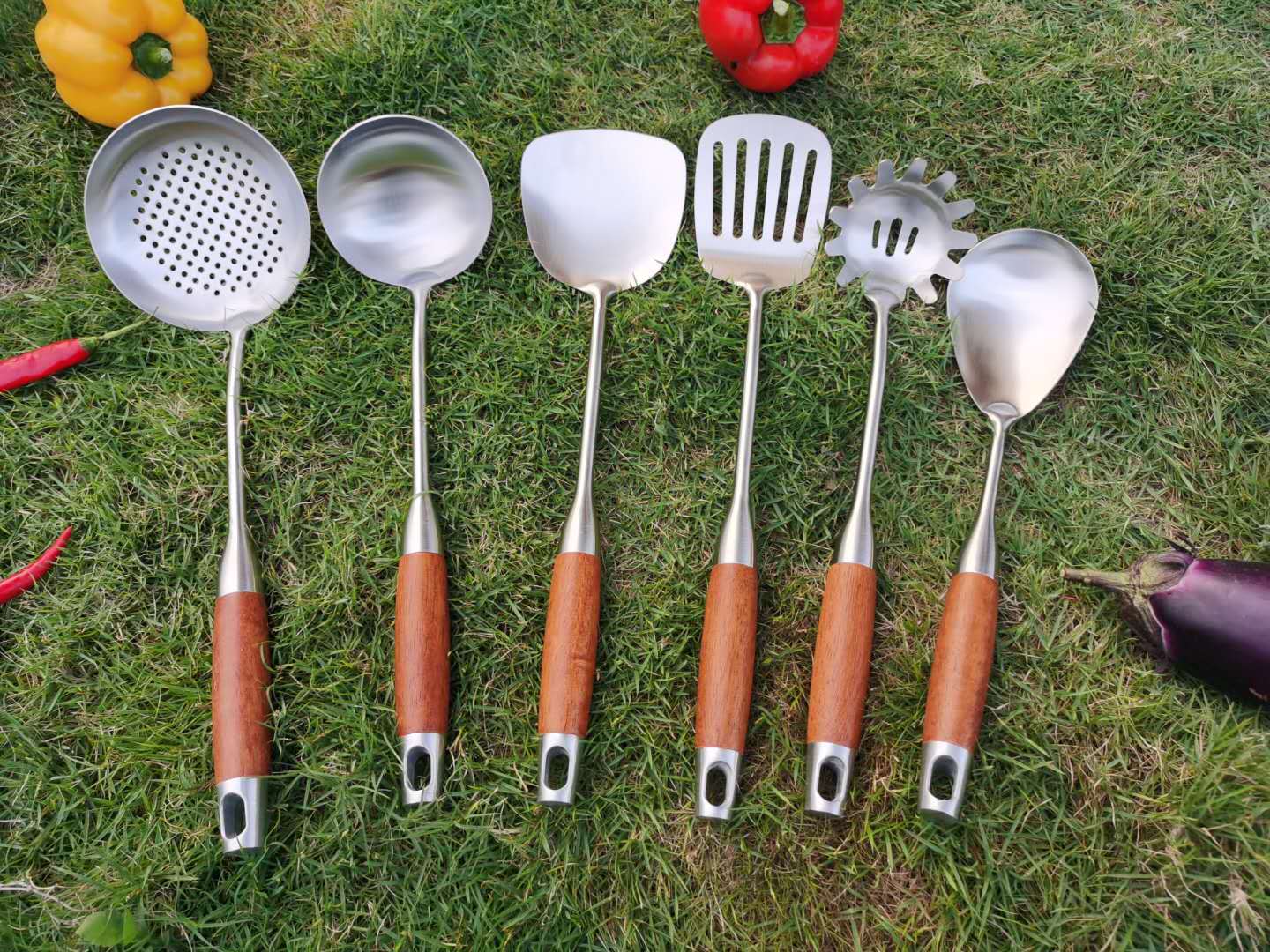 Stainless Steel Redwood Long Handle Non-Slip and Hot Kitchen Utensils Hanging Hot Pot Soup Ladle Stainless Steel Redwood Long Handle Non-Slip and Hot Kitchen Utensils Hanging Hot Pot Soup Ladle