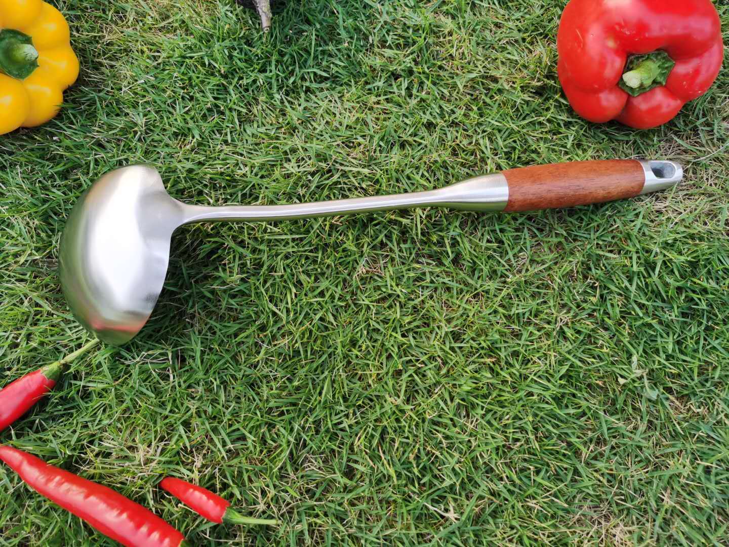 Stainless Steel Redwood Long Handle Non-Slip and Hot Kitchen Utensils Hanging Hot Pot Soup Ladle