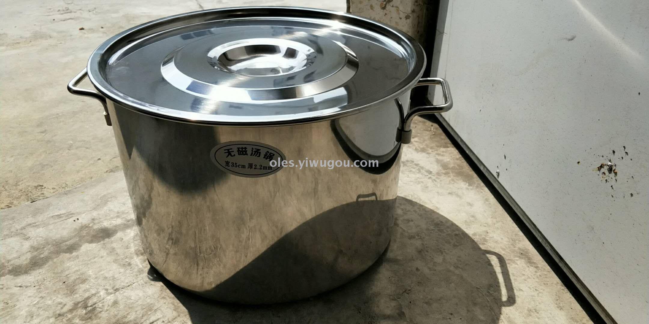 Stainless steel soup ladle, stainless steel soup pot, stainless steel soup bucket. Stainless steel soup ladle, stainless steel soup pot, stainless steel soup bucket.