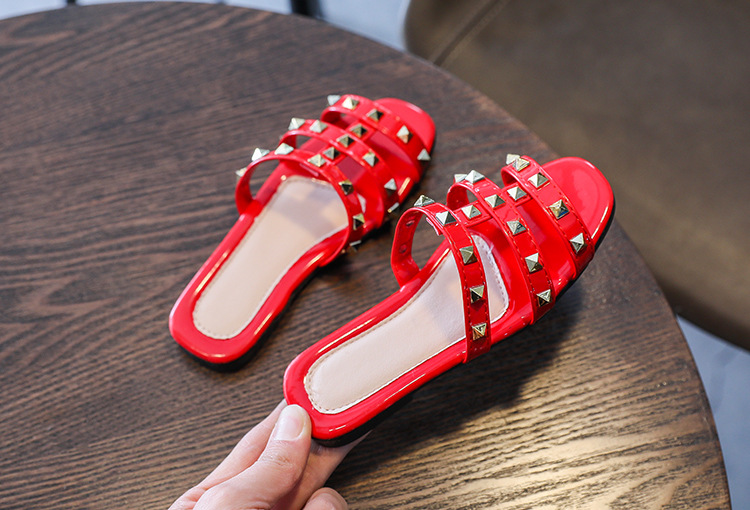 Girls' Slipper Fashion Rivet Hollow-out Open Toe Children's Shoes Outdoor Non-Slip Slippers Summer New Korean Fashion Girls' Slipper Fashion Rivet Hollow-out Open Toe Children's Shoes Outdoor Non-Slip Slippers Summer New Korean Fashion