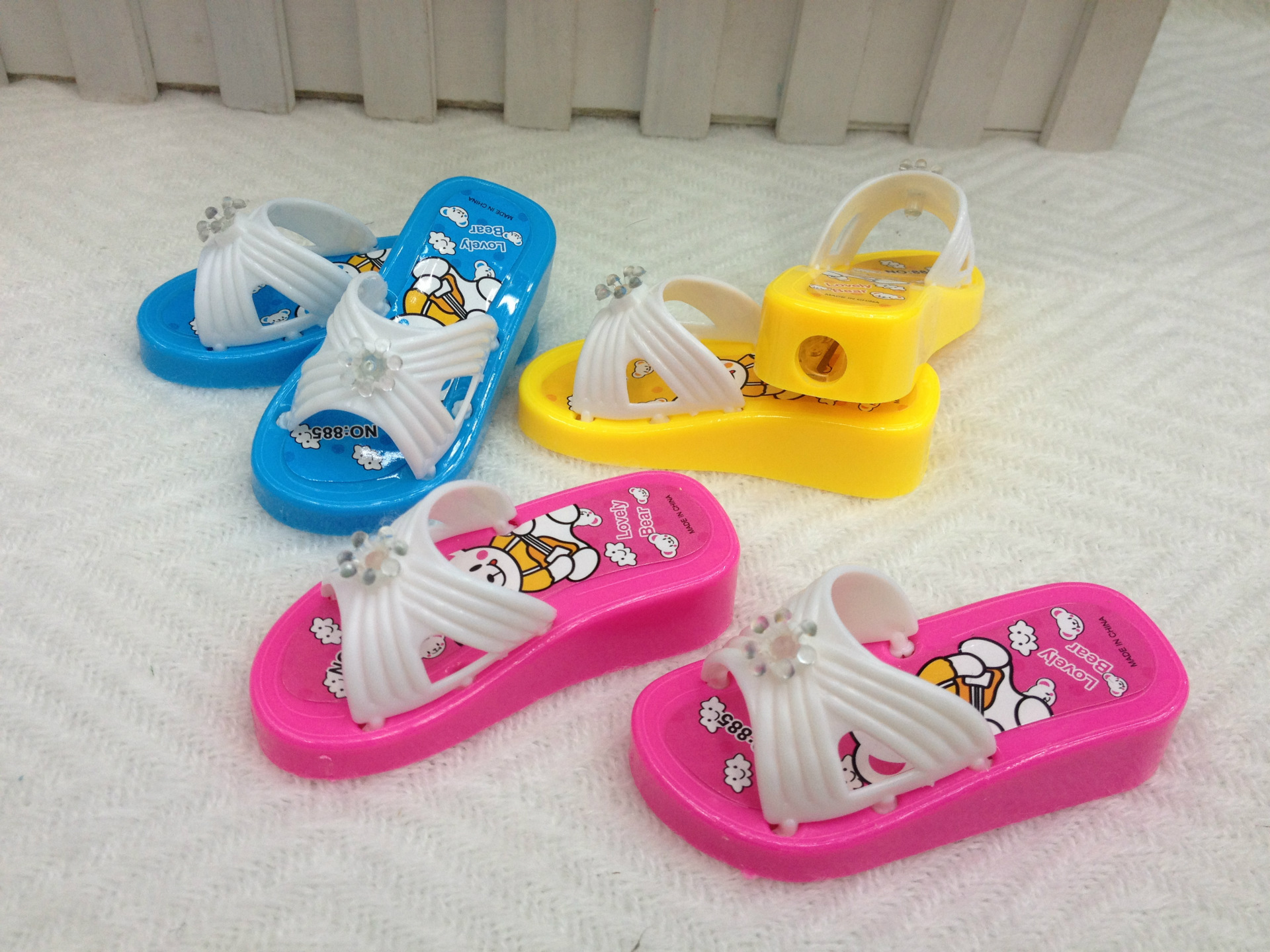 Students with flowered slipper pencil sharpener with plastic case single-hole pencil sharpener