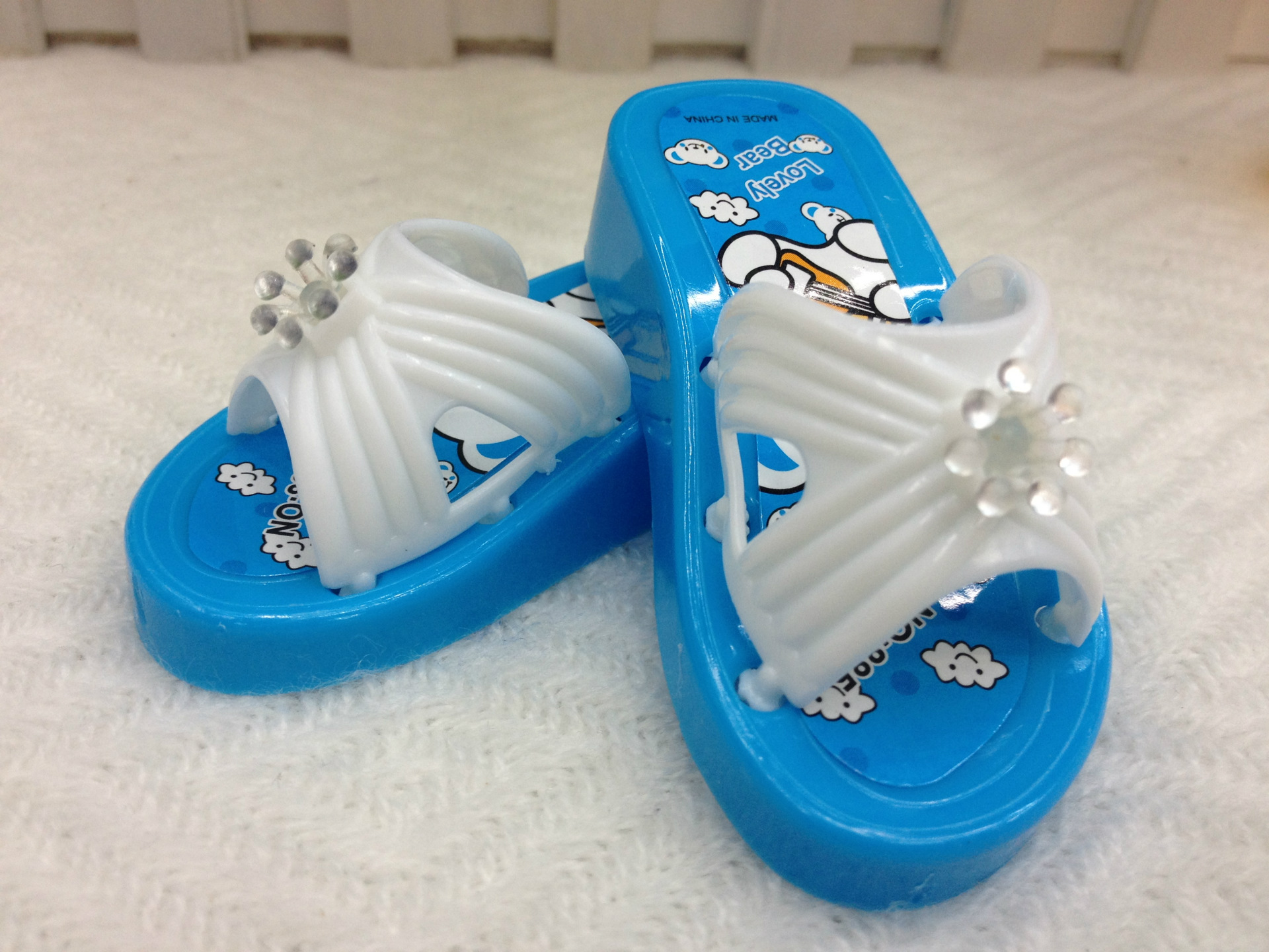 Students with flowered slipper pencil sharpener with plastic case single-hole pencil sharpener