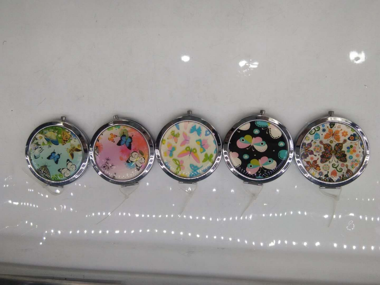 Expensive cosmetics mirror popular in Europe and The United States Korean Portable Convenient Mini Mirror folding Parlor Small dressing Mirror