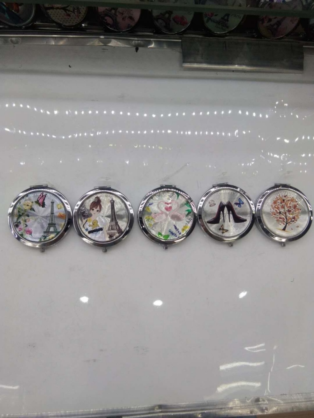 Expensive cosmetics mirror popular in Europe and The United States Korean Portable Convenient Mini Mirror folding Parlor Small dressing Mirror Expensive cosmetics mirror popular in Europe and The United States Korean Portable Convenient Mini Mirror folding Parlor Small dressing Mirror