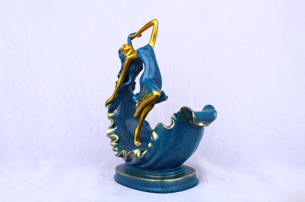 Resin crafts new creative wood-colored dancing lady wine rack display European sitting room TV cabinet wine cabinet small decoration Resin crafts new creative wood-colored dancing lady wine rack display European sitting room TV cabinet wine cabinet small decoration