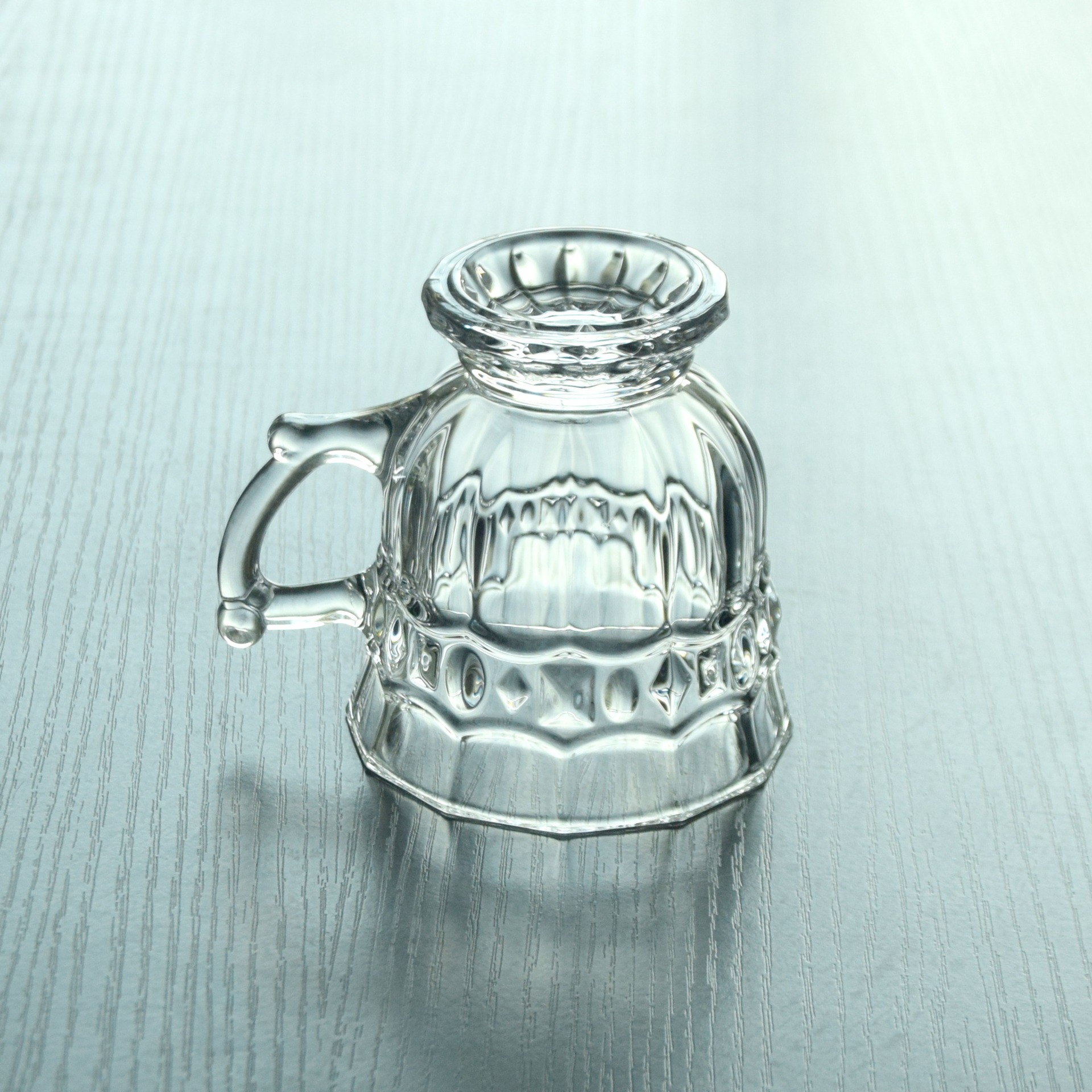 Refined White Glass Cup Exquisite Beer Steins Restaurant Tea Cup with Base Small Handle Cup Coffee Cup LeadFree
