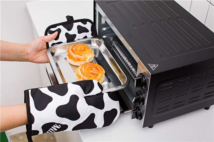 Custom oven gloves and waterproof apron place mat three-piec