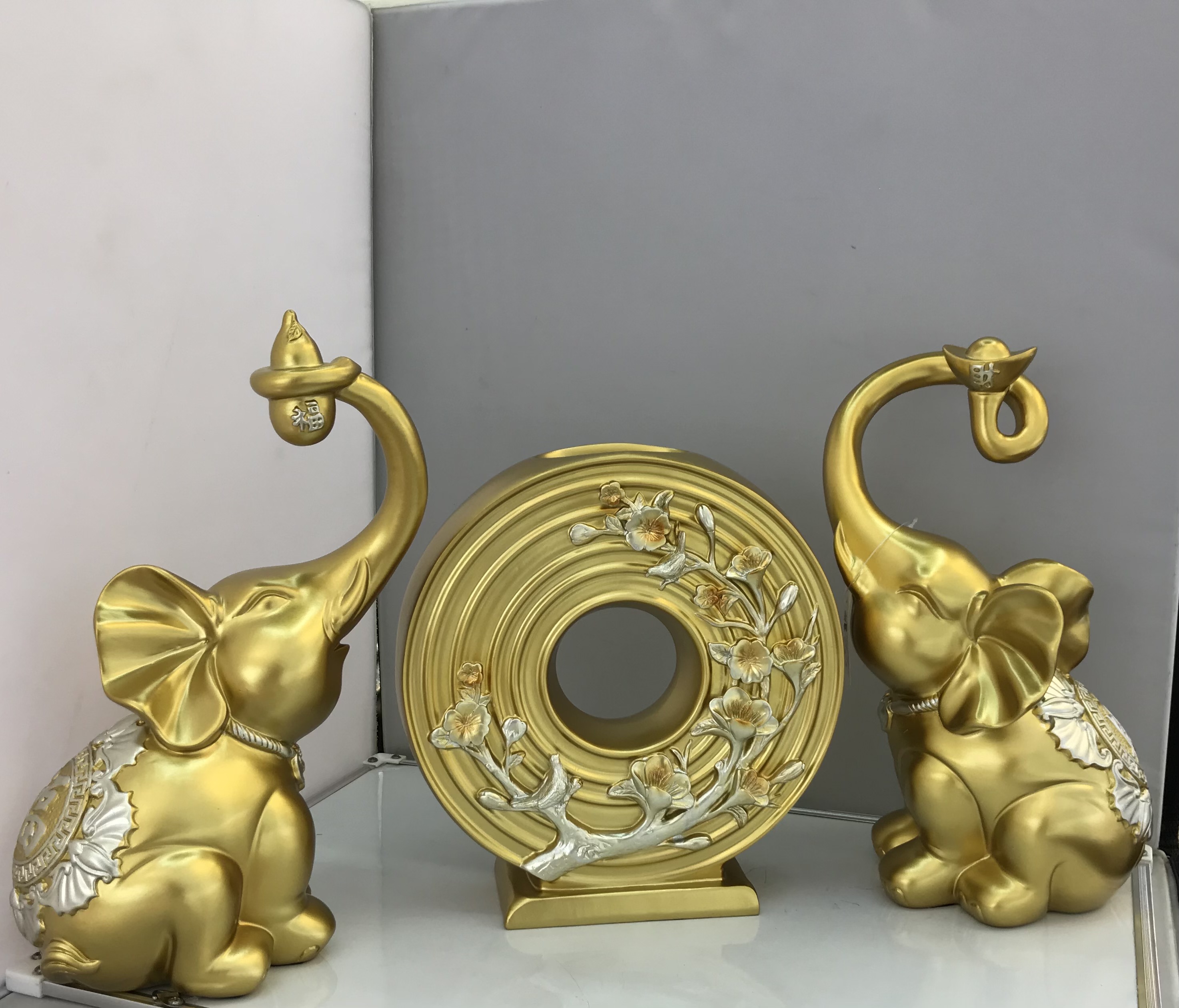Resin Crafts Golden Lucky Fortune Bring Sets Three Elephants Ornaments Living Room Wine Cabinet Hallway Home Decorations Ornaments Resin Crafts Golden Lucky Fortune Bring Sets Three Elephants Ornaments Living Room Wine Cabinet Hallway Home Decorations Ornaments