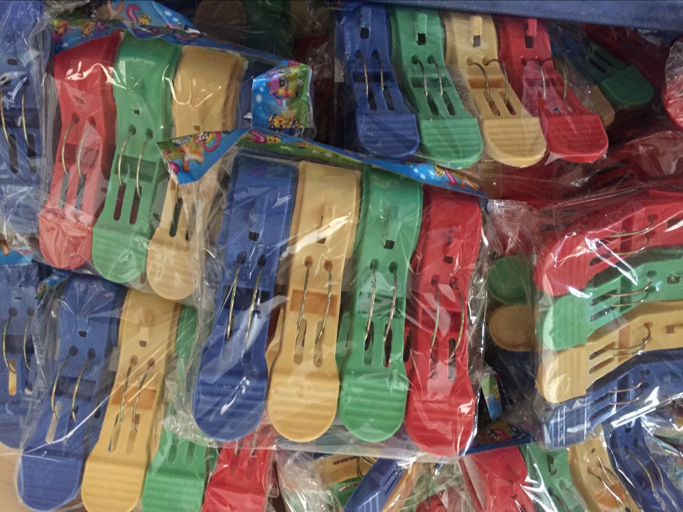Plastic clip color 4 big clothes clamping clothes drying clip air drying sandwich quilt quilt clamping 2 yuan store Plastic clip color 4 big clothes clamping clothes drying clip air drying sandwich quilt quilt clamping 2 yuan store