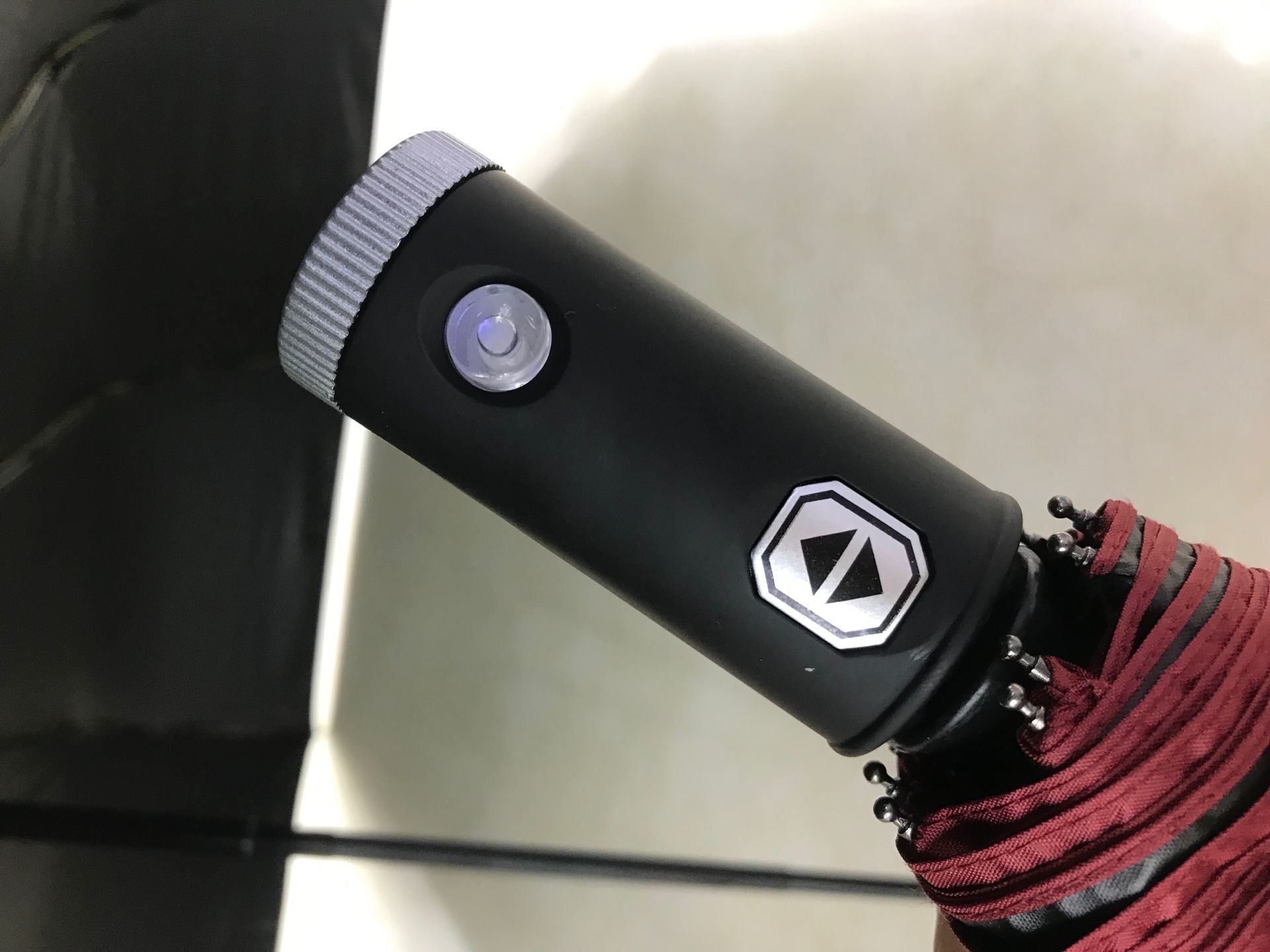New Automatic Umbrella Flashlight for Both Sunny and Rainy Use